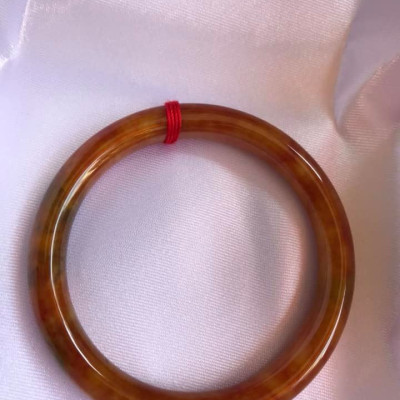 CHIẾC VÒNG TAY TỨ QUÝ 52MM MỚI ĐÁ CẨM THẠCH ĐỎ CAM XÍU XÍU XANH BÔNG ĐẬM BÓNG ĐẸP Size vòng 52mm x cọng 7,0mm HỢP NỮ MỆNH HỎA THỔ CÂN NẶNG 50kg đến 56kg ĐEO Ạ