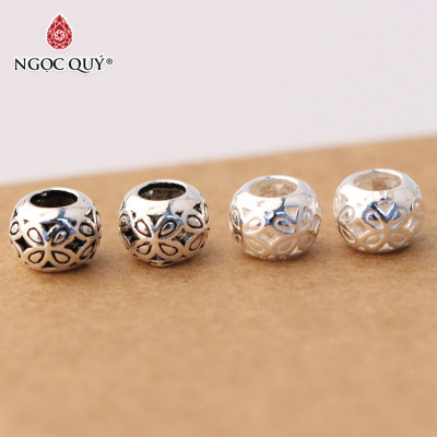 Combo 4 cái charm bạc hình tròn xỏ ngang họa tiết cỏ 4 lá - Ngọc Quý Gemstones