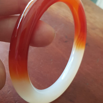 Vòng tay đá mã não rẻ đẹp Đỏ đậm đẹp 1 bên trắng 1 bên Vòng Ni 60mm x chột to 10mm Nữ 60kg - 75kg đeo rất xinh tay ạ