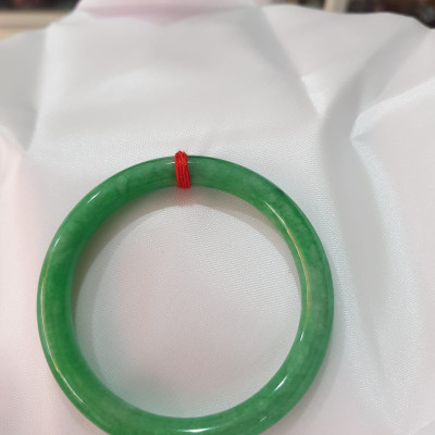 Vòng Tay Đá Cẩm Thạch Đậu 50mm x 7mm đẹp Màu Xanh Ngọc Đậu đều đẹp Hợp mệnh Hỏa Mộc Thủy Nữ cân nặng 50kg - 55kg đeo đẹp ạ