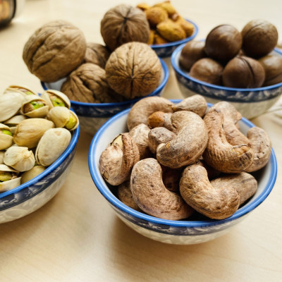 MIX HẠT CÒN VỎ - Hạt óc chó còn vỏ, Hạt macca nứt vỏ, hạt dẻ cười, Hạnh nhân rang bơ, Điều rang muối/ đóng gói 500gram