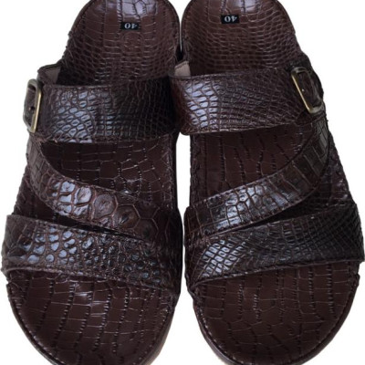 Dép nam quai chéo Trường Hải màu nâu  da cá sấu thật sang trọng sắc sảo  may viền chắc chắn đế kếp mềm dẻo  không trơn  DN0811