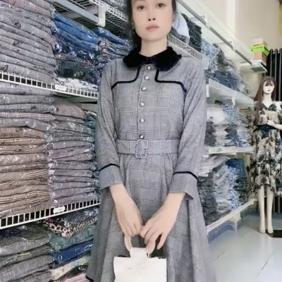 Đầm A kèm belt với cổ búp bê xinh xắn.