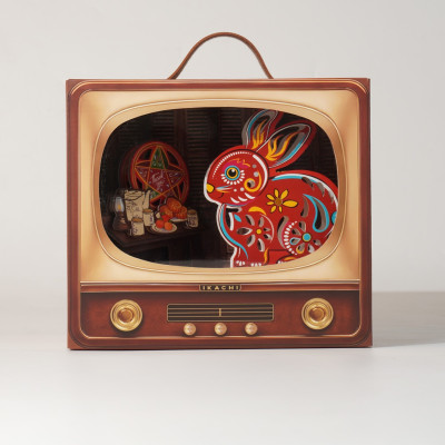 Hộp Quà Trung Thu Xanh IKACHI "Truyền Hình Tuổi Thơ" - Set 4 bánh, Tặng kèm bộ đồ chơi cá ngựa