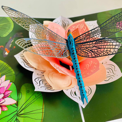 Thiệp 3D Pop Up Chuồn Chuồn & Hoa Sen – Thiệp Nghệ Thuật, Thiệp Chúc Mừng, Sinh Nhật, Độc Đáo, F21