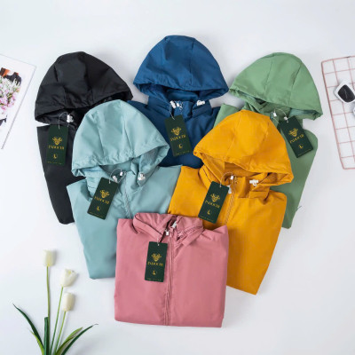 Áo khoác gió cách nhiệt phối mũ gọn gàng túi to rộng. Form unisex cho nữ nam. SIZE L MÀU XANH
