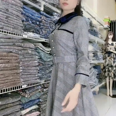 Đầm A kèm belt với cổ búp bê xinh xắn.