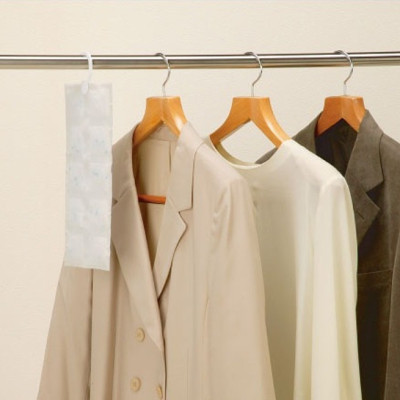 Combo 03 Miếng hút ẩm, khử mùi dành cho tủ quần áo có móc treo tiện lợi ( dạng gói - 25g ) - Hàng nội địa Nhật Bản.