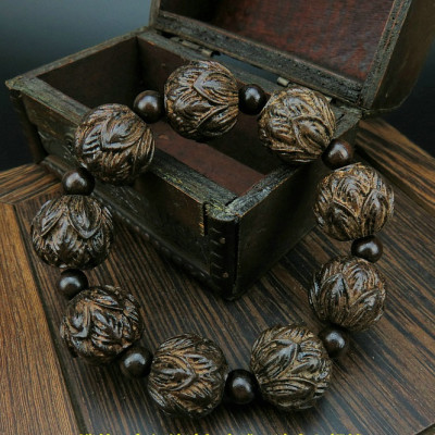 Vòng đeo tay Phong Thủy Nam – Nữ gỗ Thủy Tầm Mộc, hạt 18li, khắc thủ công các vị thần phật dân gian Phương Đông, Kèm hộp Gấm.