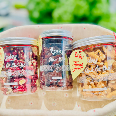 Quà Tặng Oaky - Combo Hạt Dinh Dưỡng Cao Cấp Nhân Óc Chó Vàng, Nhân Óc Chó Đỏ, Nho Khô - Tặng Túi Giấy Sang Trọng