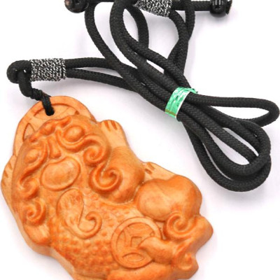 Vòng cổ mặt gỗ hoàng đàn khắc Tỳ Hưu MG122