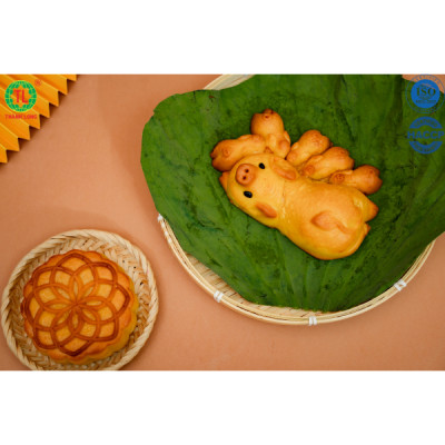 BÁNH TRUNG THU BẦY HEO 5 CON NHÂN DỪA 250 G THÀNH LONG ( CÓ NHÂN TRONG HEO CON, CÓ TRỨNG TRONG HEO MẸ) - VIỆT NAM