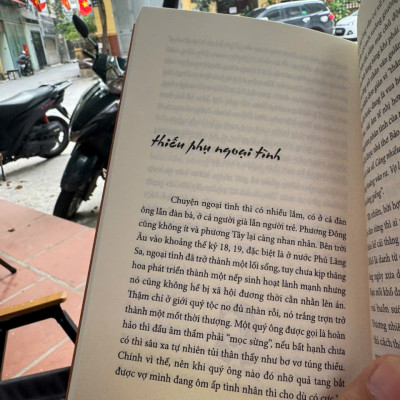 ĐÀN BÀ UỐNG RƯỢU: TẠP VĂN – Nguyễn Việt Hà – NXB Trẻ