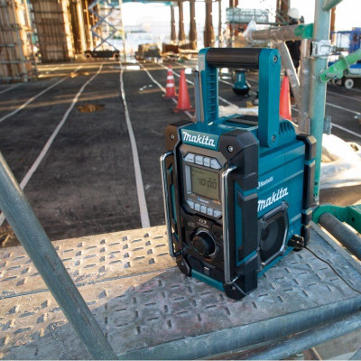 RADIO DÙNG PIN 18V MAKITA DMR300  (KHÔNG KÈM PIN VÀ SẠC) - HÀNG CHÍNH HÃNG