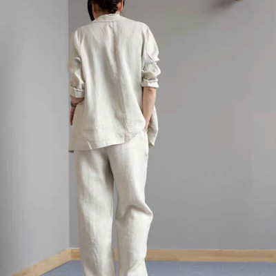 Set áo blazer tay dài cổ ve vuông xẻ kiểu và quần dài ống suông thanh lịch, bộ đồ công sở cực kì sang chảnh