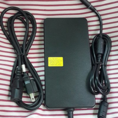 Adapter sạc laptop Dell 240w (19.5v-12,3A) Slim, kim to 7.4mm x 5.0mm dùng cho laptop Dell Alienware M14X, M15x, M17x, M17x R3, Dell Precision M4600, M4700, M6300, M6400, XPS L702X - Hàng chính hãng