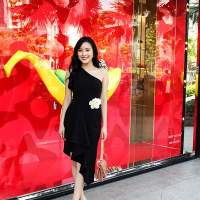 Đầm ôm vai xéo kèm hoa xinh xắn MS 2519