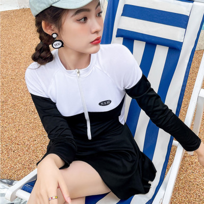 Bộ đồ bơi bikini nữ kín đáo đi tắm biển giấu bụng váy liền áo dài tay - B.27