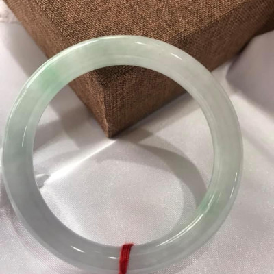  CHIẾC VÒNG TÍM LÝ 49 MÀU TRẮNG 2 VÂN XANH LÁ NHẸ BÓNG ĐỀU ĐẸP  CHẤT LIỆU ĐÁ CẨM THẠCH TỰ NHIÊN  NỮ MẠNG KIM THỦY 45KG ĐẾN 54KG ĐEO ĐẸP Ạ