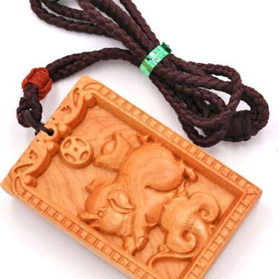 Vòng cổ mặt gỗ hoàng đàn khắc hình tuổi Hợi DTH3