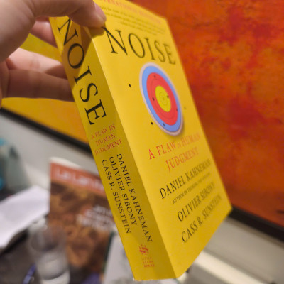 Sách - Noise: A Flaw in Human Judgment by Daniel Kahneman - Psychology/ Nonfiction /Science