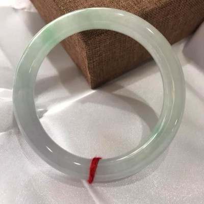  CHIẾC VÒNG TÍM LÝ 49 MÀU TRẮNG 2 VÂN XANH LÁ NHẸ BÓNG ĐỀU ĐẸP  CHẤT LIỆU ĐÁ CẨM THẠCH TỰ NHIÊN  NỮ MẠNG KIM THỦY 45KG ĐẾN 54KG ĐEO ĐẸP Ạ