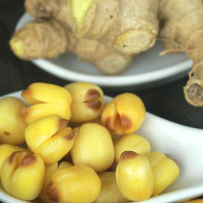 Combo Sen Sấy Gừng Mật Ong Hải Long (230g) + Hạt Điều Nghệ Mật Ong Hải Long (250g)