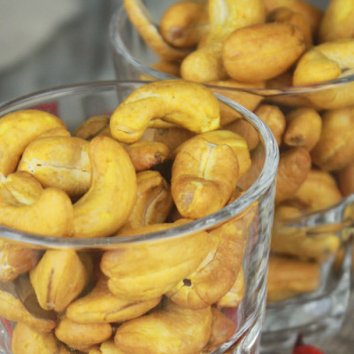 Combo Đậu Nành Sấy Cỏ Ngọt Vị Cay Hải Long (230g) + Hạt Điều Nghệ Mật Ong Hải Long (250g)